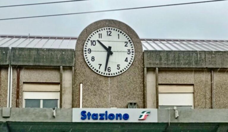 L’ora ferma della stazione di Avellino: il tempo immobile dei treni assenti