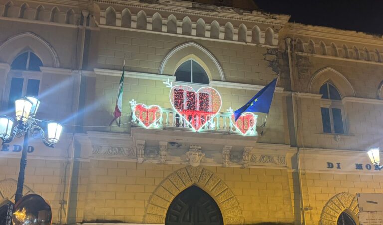 Monteforte, tre cuori rossi sulla facciata del Municipio: “Paese della pace e dell’amore”