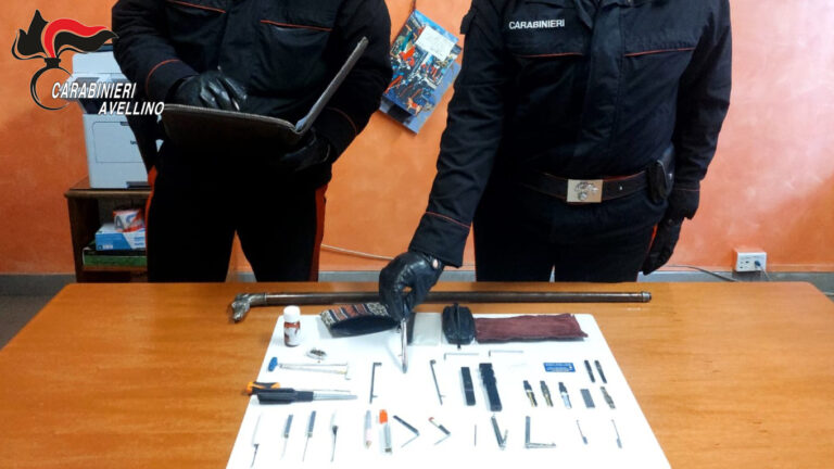 Furti, intercettati sull’ Appia dai Carabinieri: in auto attrezzi per scasso, denunciati