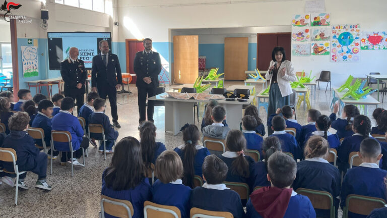 Solofra, iniziativa artistica Colorando: Carabinieri e alunni insieme per la legalità