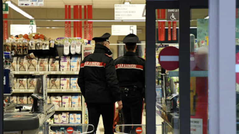 Tenta di rubare quasi 500 euro di prodotti da un supermercato: denunciata donna dell’Est Europa