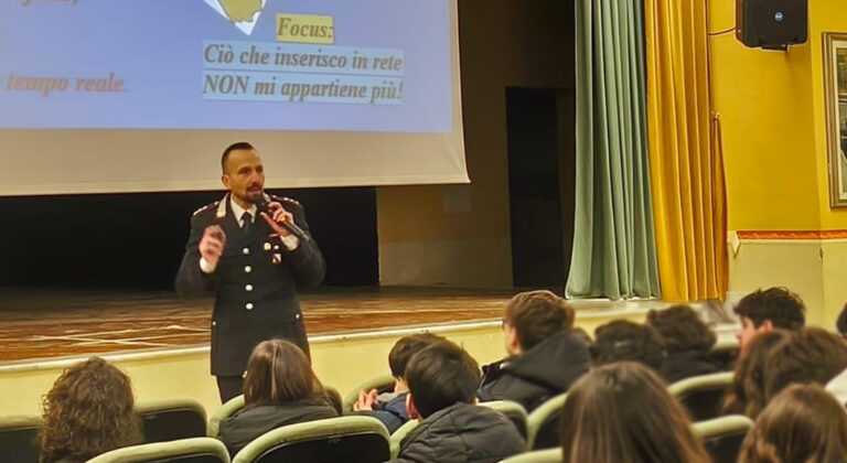 I Carabinieri incontrano gli alunni della Valle Ufita su legalità e sicurezza informatica