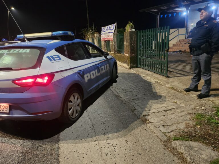 Raid incendiario contro un negozio a Lauro: la Polizia doma le fiamme e avvia le indagini