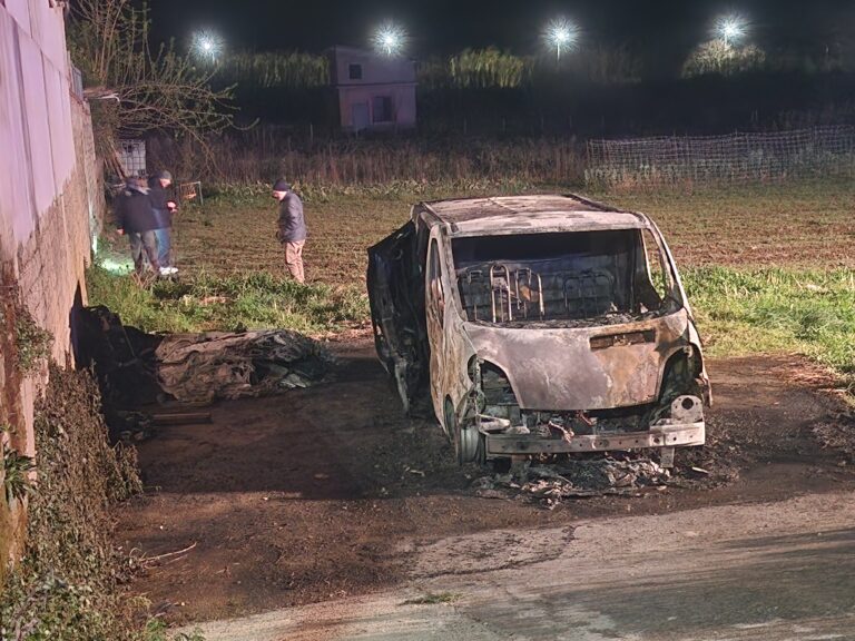 Raid incendiario contro l’impresa funebre “Caronte”: in fiamme un furgone a Lauro