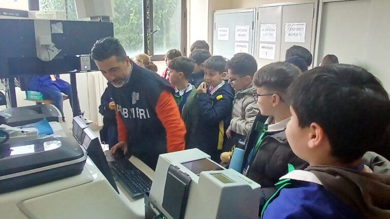 Mirabella Eclano, Carabinieri accolgono in caserma alunni delle scuole elementari