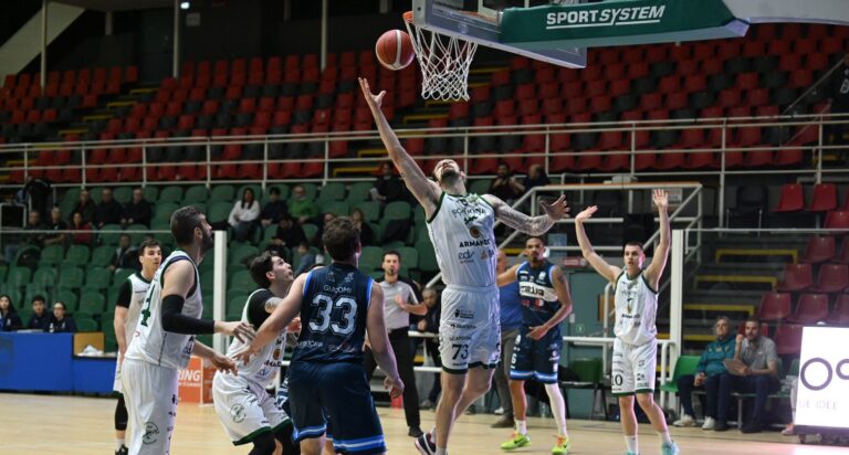 Dominio totale della Scandone, Benevento travolta al Del Mauro 84-58