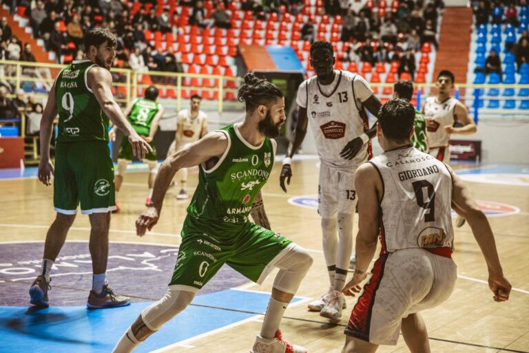 Scandone inarrestabile, i lupi dominano nel finale ed espugnano Cagliari