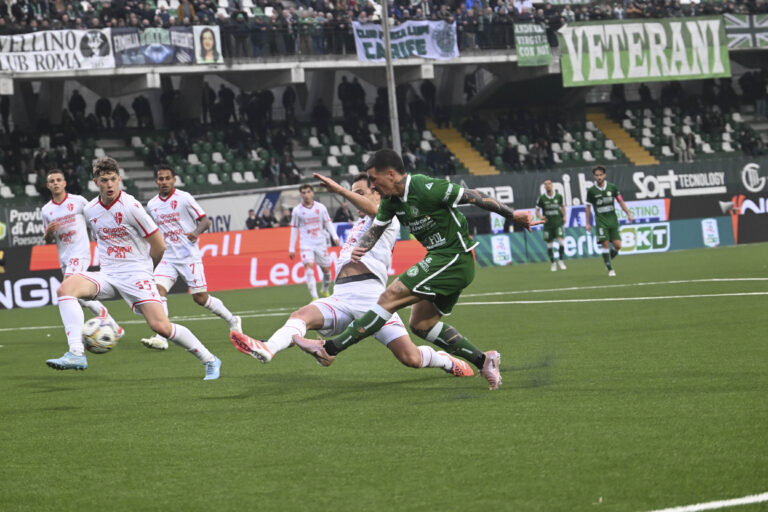 Russo regala i tre punti all’Avellino e manda in delirio il Partenio Lombardi