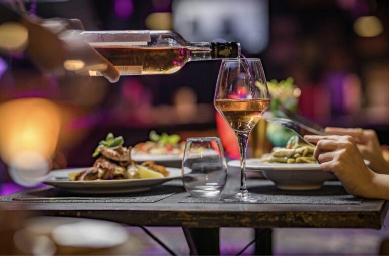 Oltre l’etichetta: cosa dicono i nuovi studi clinici sul consumo moderato di vino