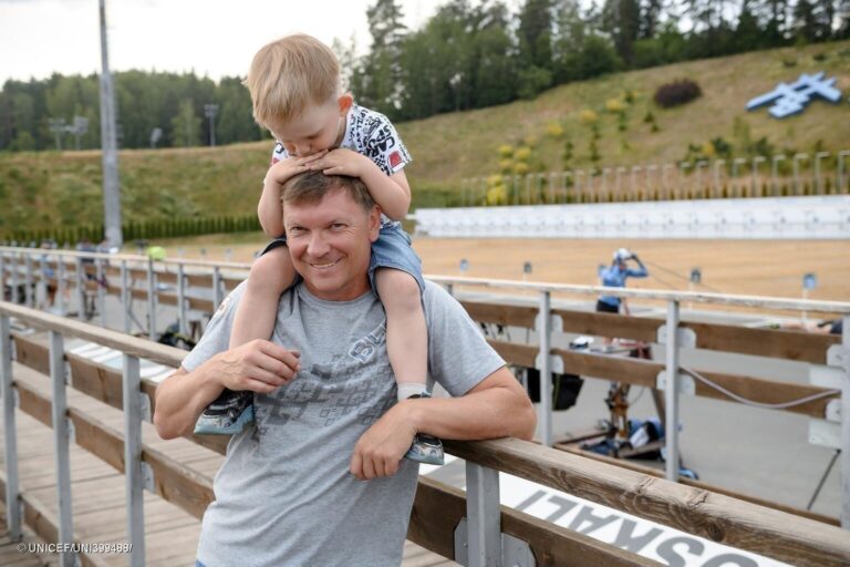 Festa del papà, oltre la retorica: perché i congedi di paternità sono ancora un diritto simbolico