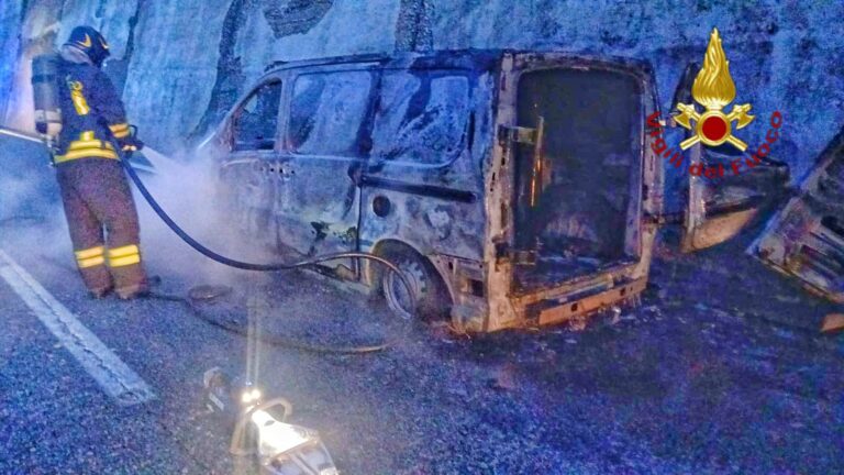 Autocarro in fiamme sulla A16 a Monteforte: intervengono i Vigili del Fuoco