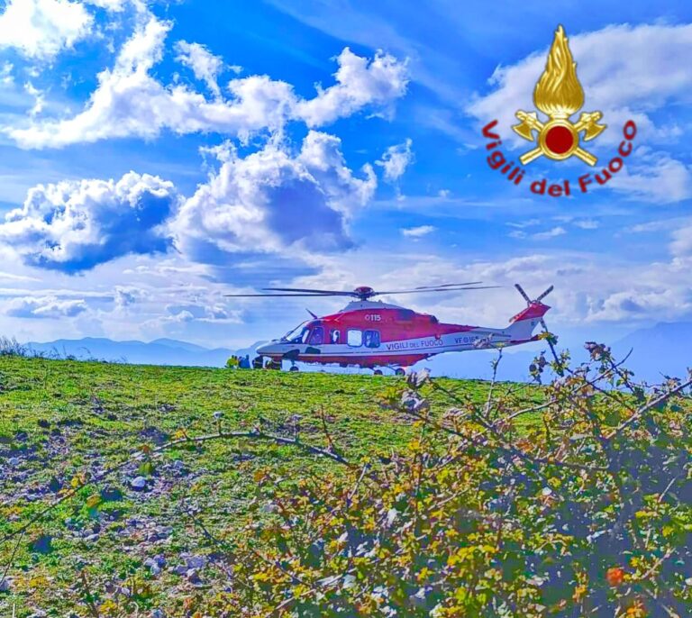 Incidente in parapendio, 68enne recuperato dai Vigili del Fuoco in zona impervia e trasportato al Moscati