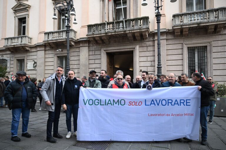Vertenza ex ArcelorMittal, sindacati in piazza: “Regione intervenga”