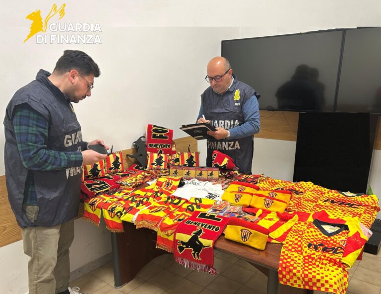 Sequestrati gadget falsi del Benevento: denunciato commerciante