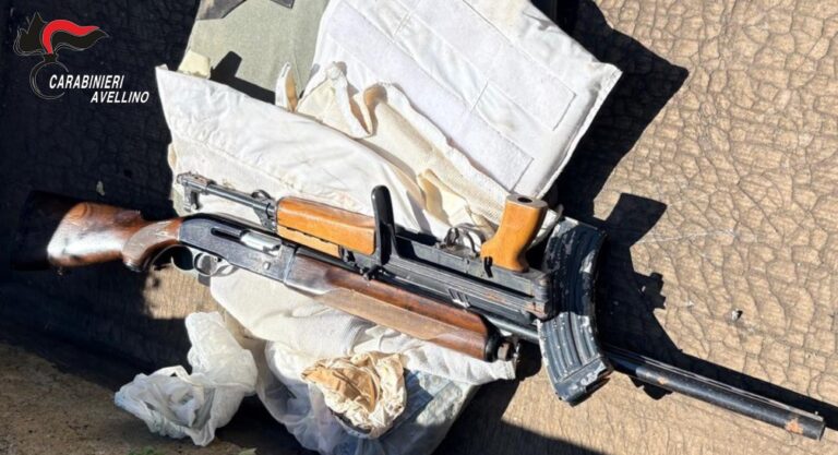 Quindici, trovati kalashnikov, fucile, munizioni e giubbotti antiproiettili in un casolare: indagano i Carabinieri
