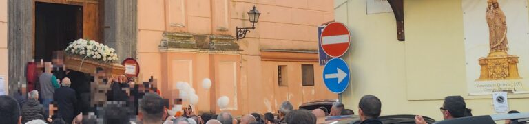Quindici, in centinaia per l’ultimo saluto a Marianna: il dolore ci ha reso una grande famiglia