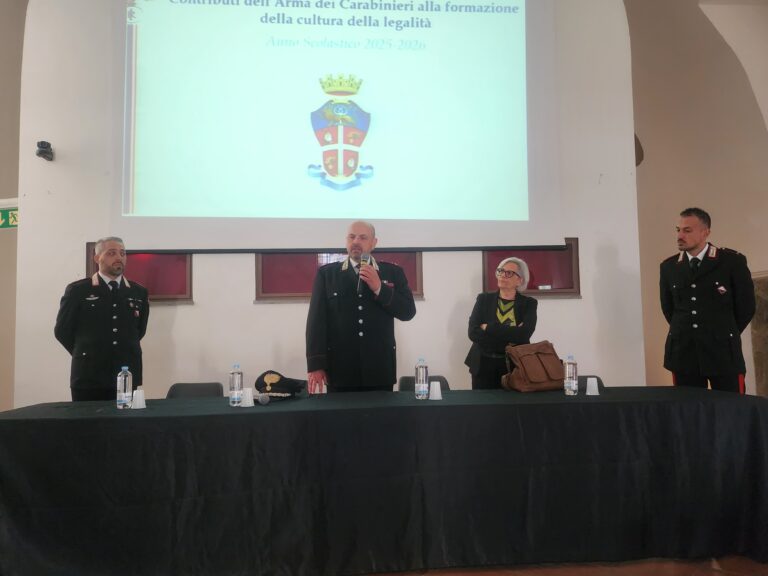 Vallo Lauro, i Carabinieri incontrano gli studenti: alla vostra eta’ avete il diritto di essere felici