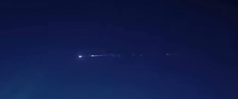 Scia luminosa nei cieli del Sud Italia: ecco le prime ipotesi avanzate sul fenomeno