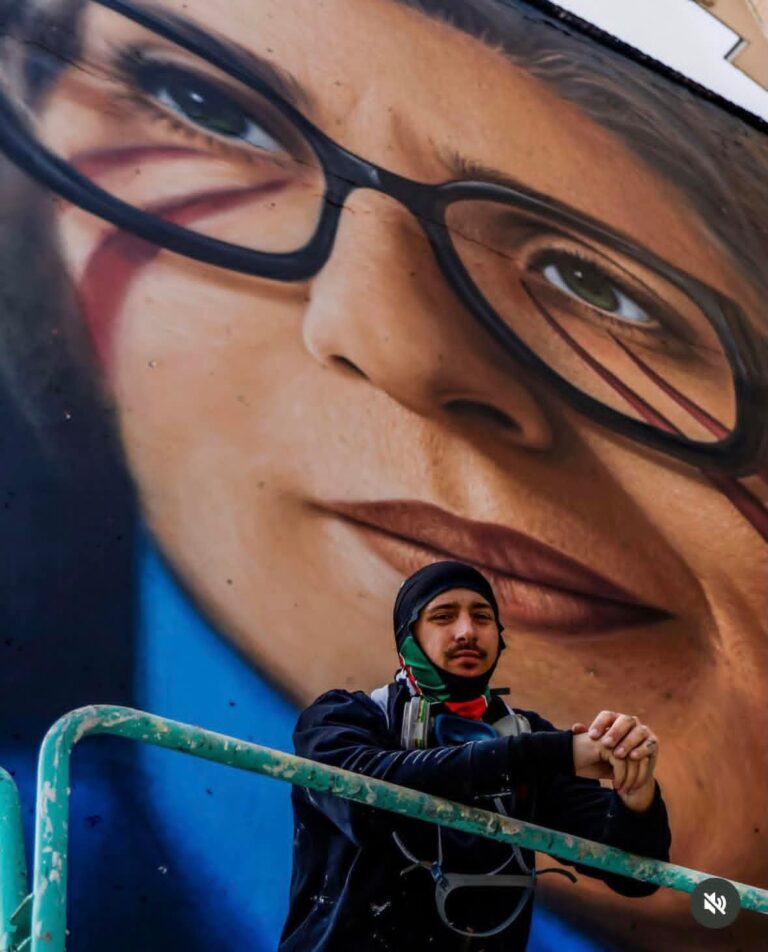 Jorit posta la foto dal murale per Francesca Albanese: work in progress