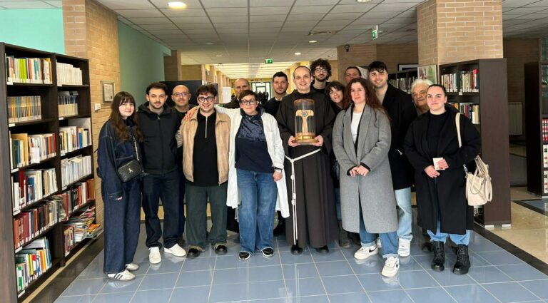 Il Forum dei Giovani di Solofra dona centinaia di libri al Pain Control Center Hospice
