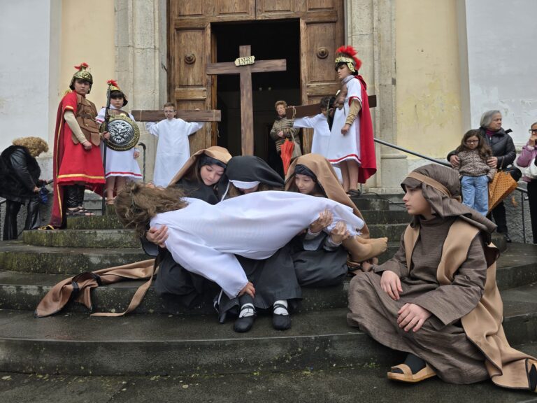 Passio e biancovestiti baby, a Lauro il passaggio di testimone tra generazioni per  le tradizioni di Pasqua