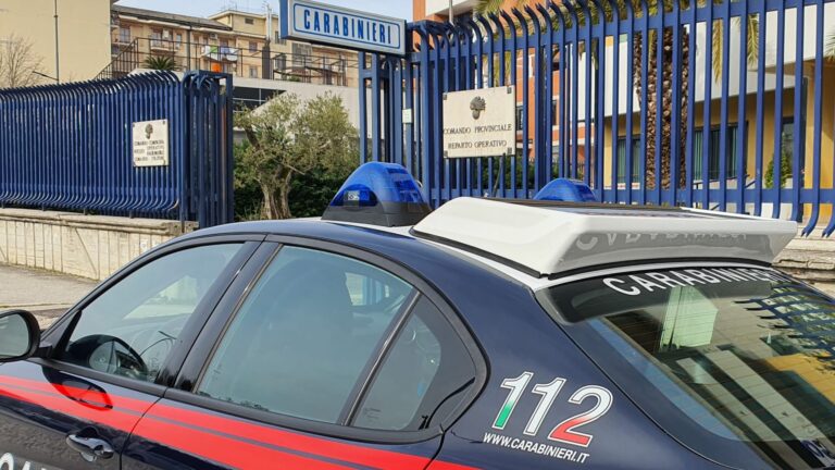 Maltrattava da anni il figlio minorenne della convivente legandolo al letto: arrestato