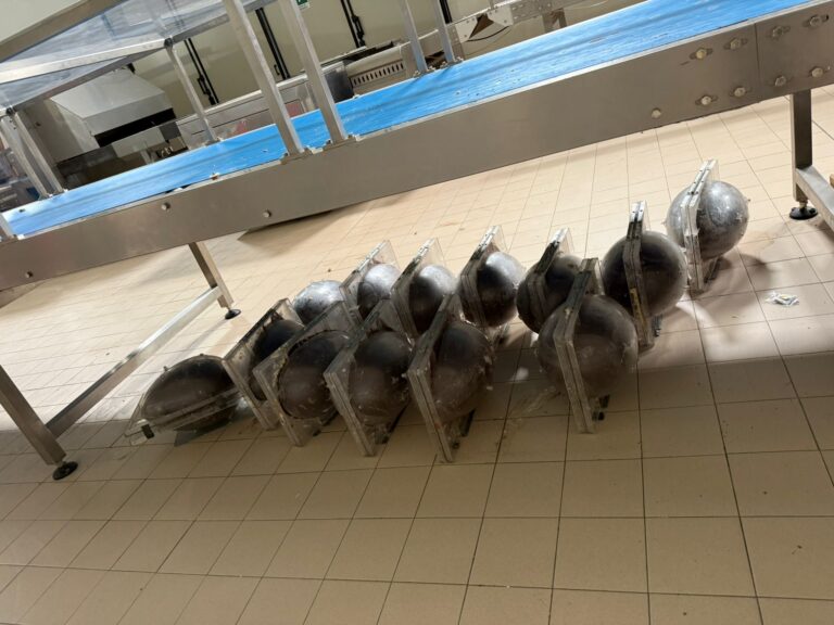 Uova di Pasqua con i vermi: chiuso stabilimento dolciario nella Valle Caudina