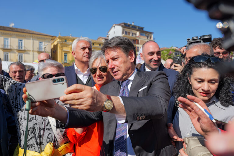 Video/Piazza Libertà gremita per Conte: inizio a 5 Stelle della campagna elettorale