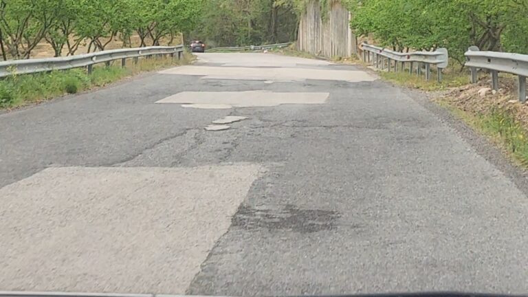 Ecco a voi la Taurano-Monteforte- asfalto pericoloso e buche nella strada che collega ad Avellino