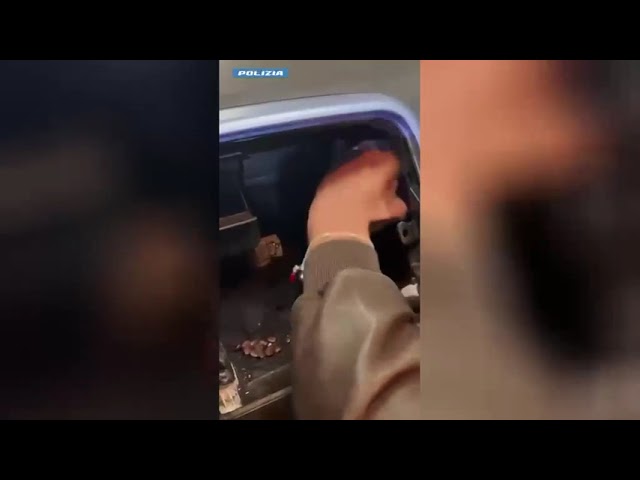 VIDEO/ Arrestati due trafficanti di cocaina sulla rotta Napoli-Bari