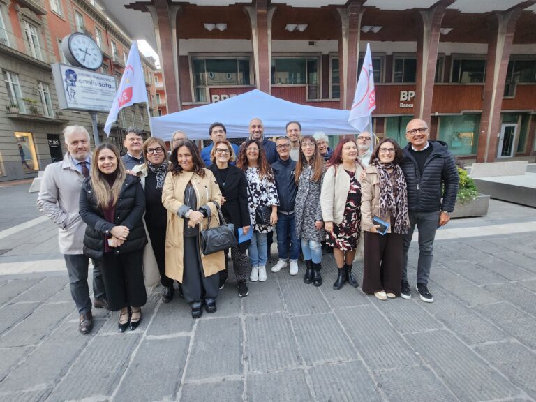 Gazebo del Movimento Cinque Stelle  : rapporto con i cittadini e’ guardarsi negli occhi