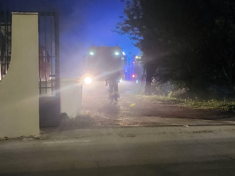 Capannone in fiamme a Lauro, sul posto tre autobotti dei caschi rossi