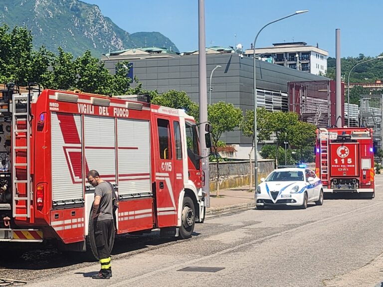 Mezzo in corsa in fiamme  in Via Pini: cabina e parte del materiale che conteneva
