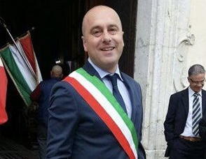 Primo giorno a Palazzo Caracciolo, Picone: “Porte spalancate a tutti per istanze e suggerimenti”