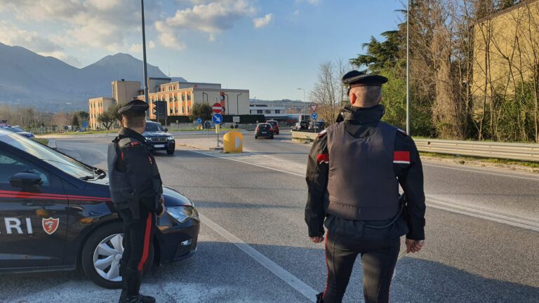 In auto aveva 42 bottiglie di liquore: denunciato dai Carabinieri  per ricettazione