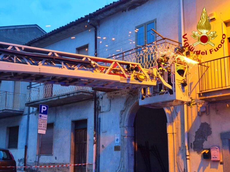 Monteforte, i Vigili del Fuoco intervengono nello spostamento di donna obesa allettata