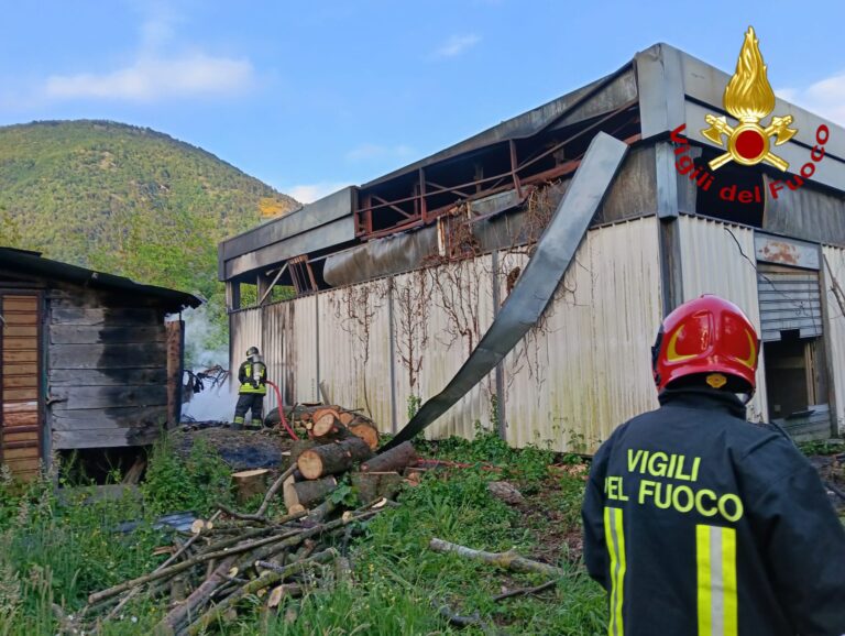 Santa Lucia di Serino, incendio in un deposito agricolo: intervento dei Vigili del Fuoco