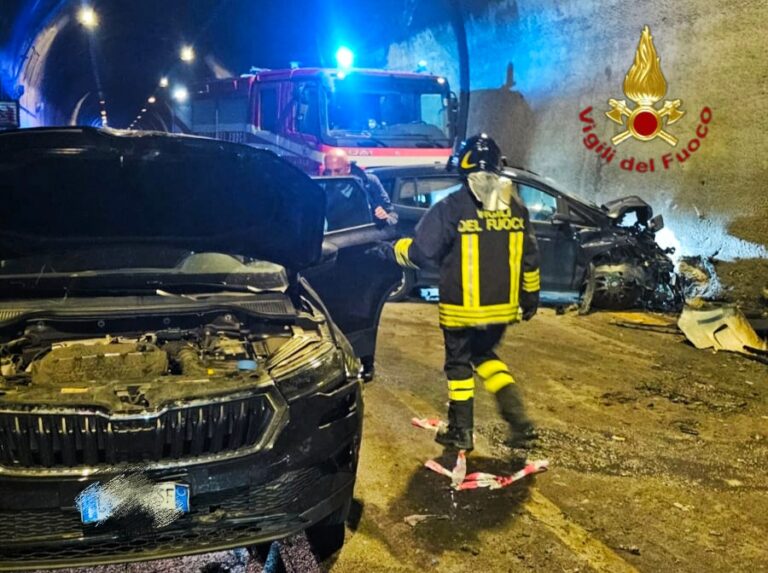 Incidente in Galleria Monte Pergola, tre autovetture coinvolte