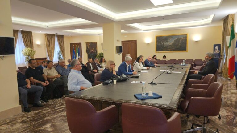 Campania, 47mila firme per tagliare l’Irpef: la Cisl consegna la proposta a Fico