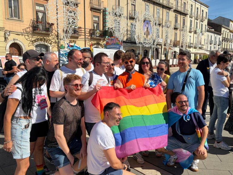 Video/ Le voci dal Pride: “Irpinia non è terra respingente”. La zia Priscilla: “Nei piccoli territori parate contano di più”