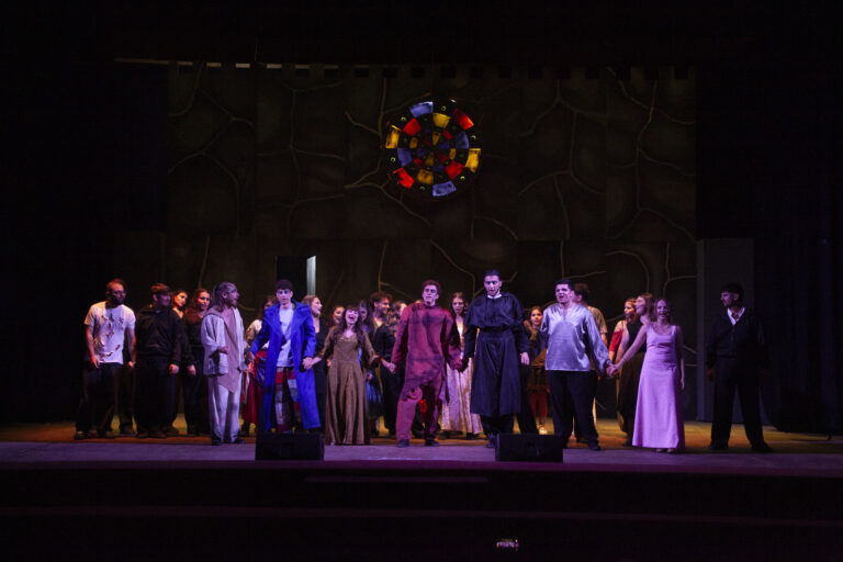 Trionfo al Teatro Partenio per “Notre Dame de Paris” firmato dall’ISISS “De Luca” e Ateneo Alea