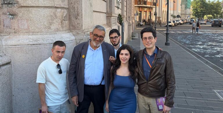 Valentina Nappi ad Avellino tra selfie e raccolta firme: “In piazza per le battaglie giuste”