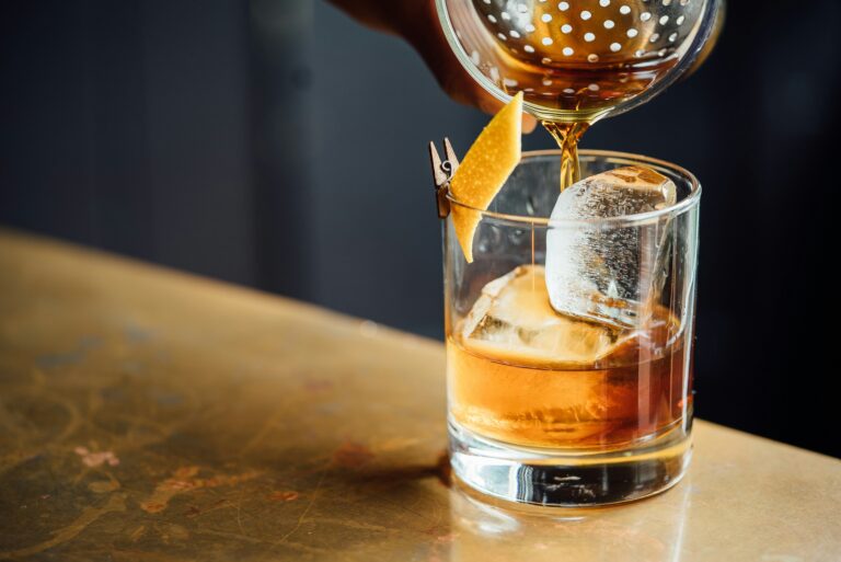 Il ritorno dei distillati botanici tra eccellenza territoriale e cultura dell’aperitivo