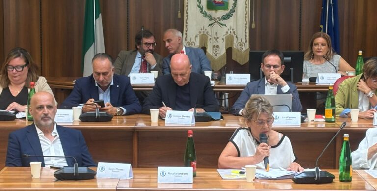 Tari, passano gli aumenti ma è scontro in Aula