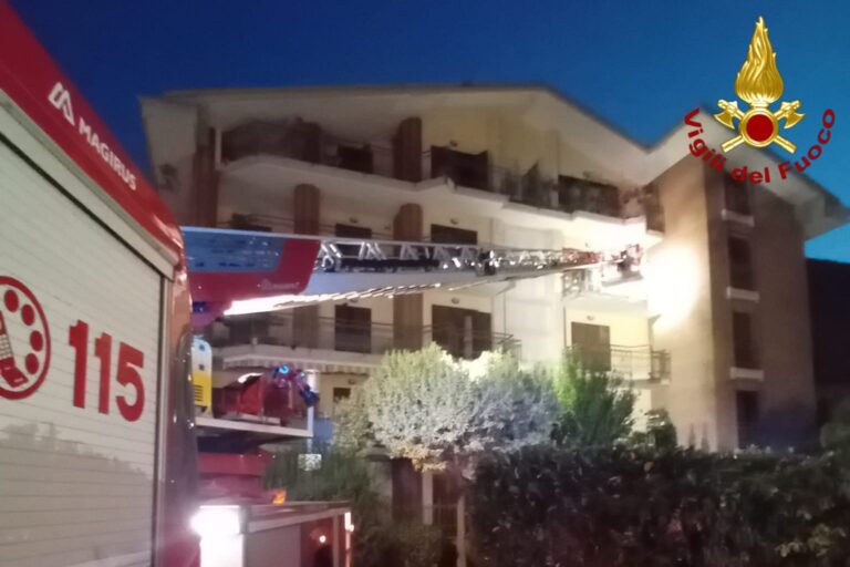 Fiamme al terzo piano, scatta l’allarme a Mercogliano: casa dichiarata inagibile