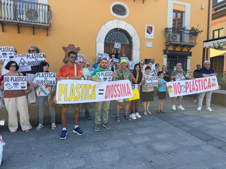 VIDEO-FOTO/ A Solofra la protesta contro l’hub delle plastiche