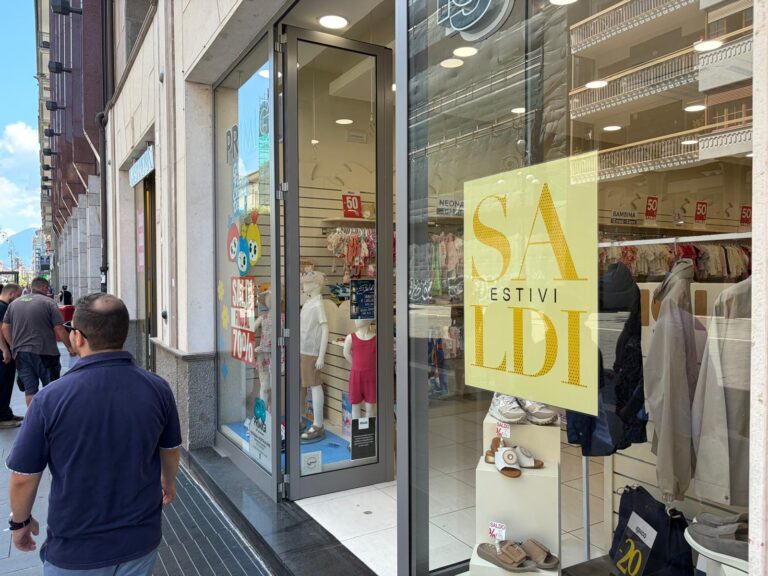Saldi estivi, buona la prima ad Avellino: sconti anche del 70% e stasera c’è la notte bianca
