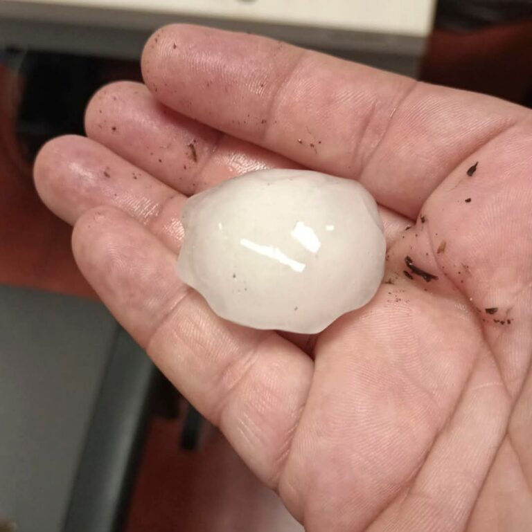 Solofra, chicchi di grandine come pietre: danneggiate alcune autovetture