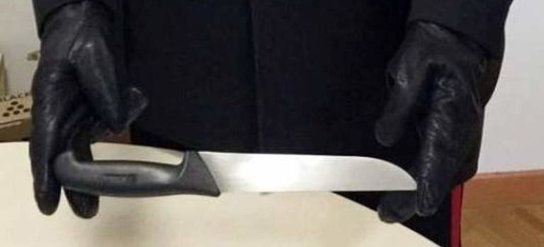 Minaccia e ferisce la madre con coltello da cucina, nei guai 45enne