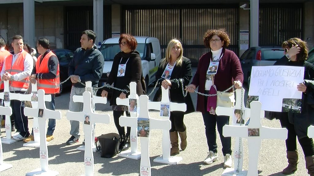 Protesta tribunale vittime strage a/16